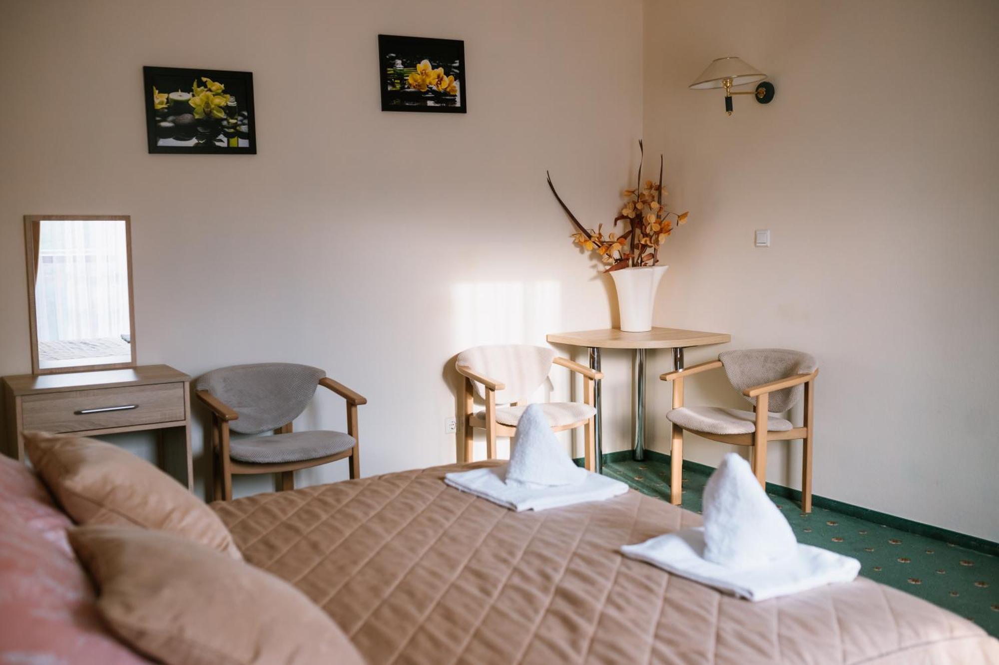 Hotel Ośrodek Szkoleniowo Wypoczynkowy ROŻNÓW Exterior foto